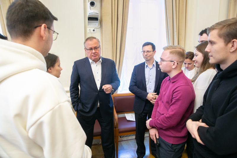 Иллюстрация к новости: Андрей Костин: «Лучше быть востребованным в своей стране»